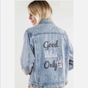 Honey Punch Good Vibes only Jean Jacket
Size small.
Vintage style